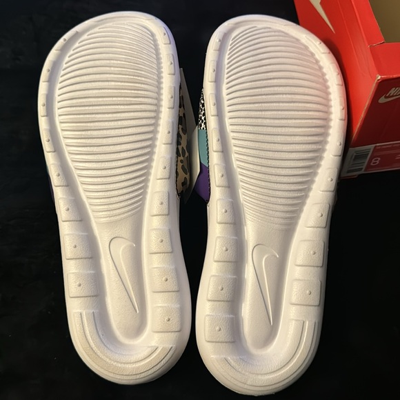 Nike NWT and box, open cover - Picture 3 of 3